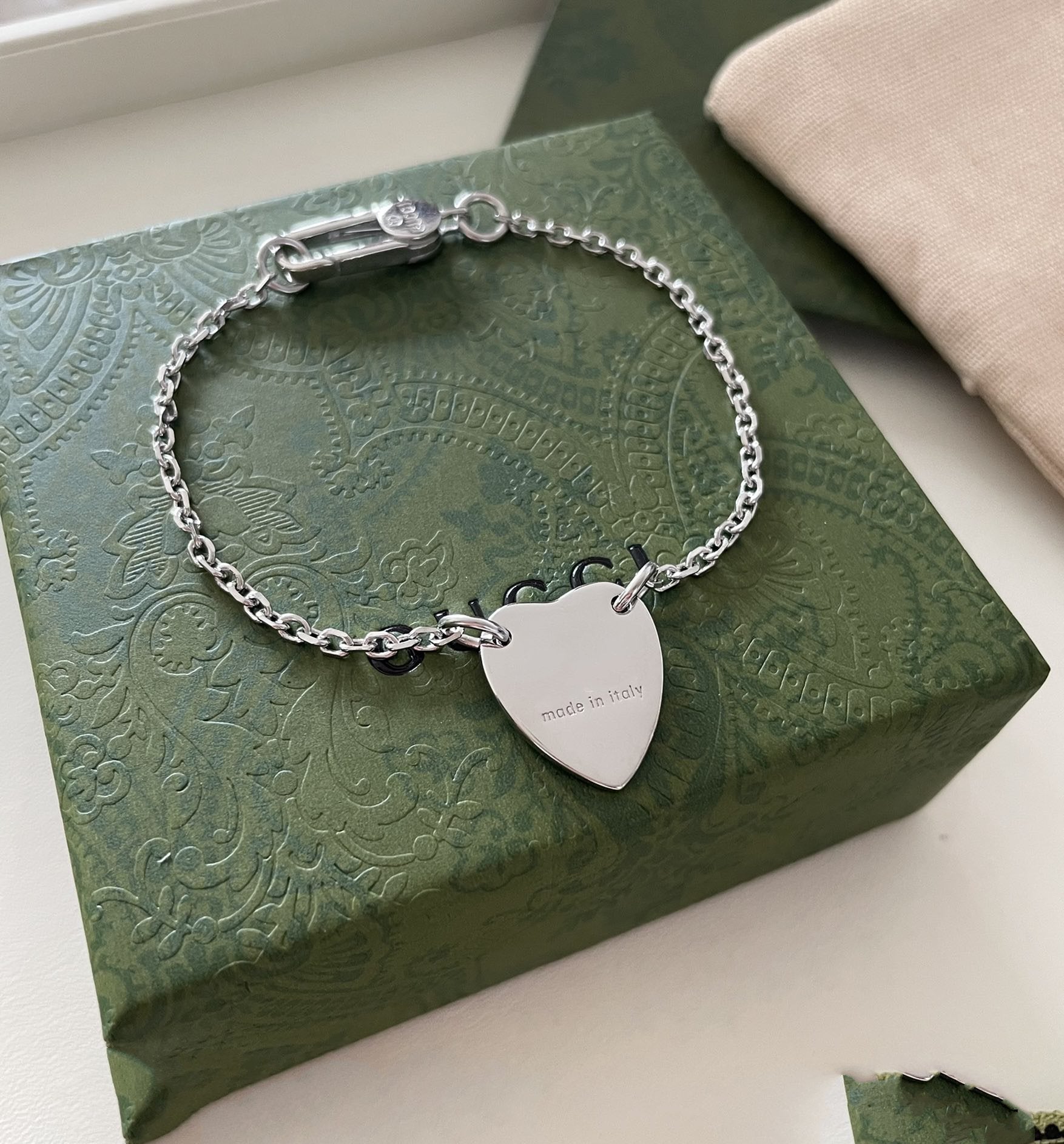 Gucci GG Logo Heart-Shaped Pendant Silver Bracelet